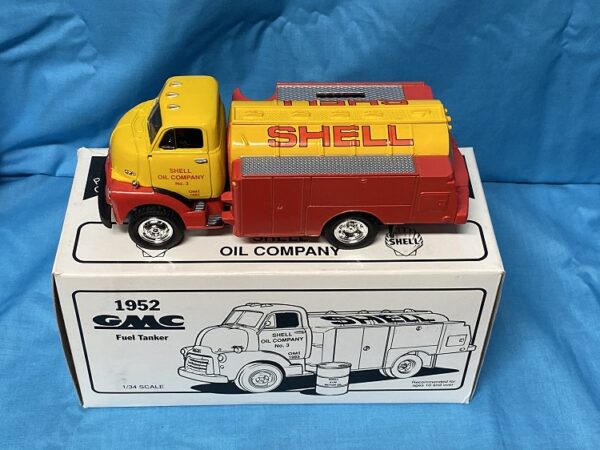 First Gear Shell Oil Company 1952 GMC Fuel Tanker 1:34 #28-0106 - Image 4