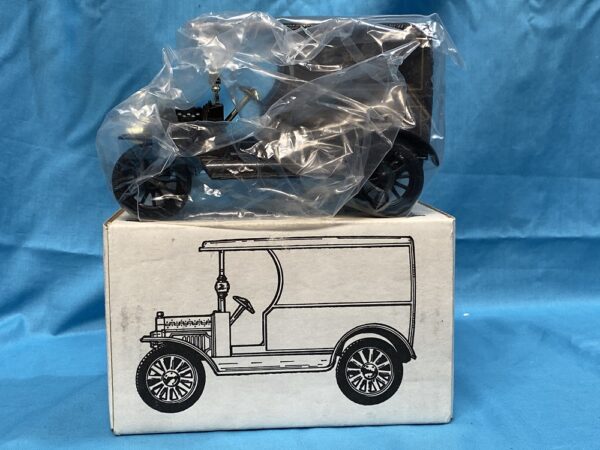 ERTL stock# 9704UR Open Front Panel Side"UPS" Truck Locking Coin Bank - Image 6